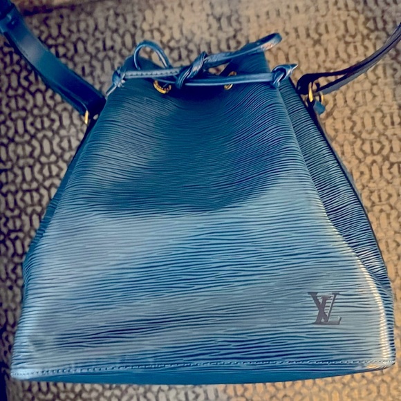 Like new authentic Louis Vuitton blue epi Petit Noe shoulder bag - Picture 3 of 12